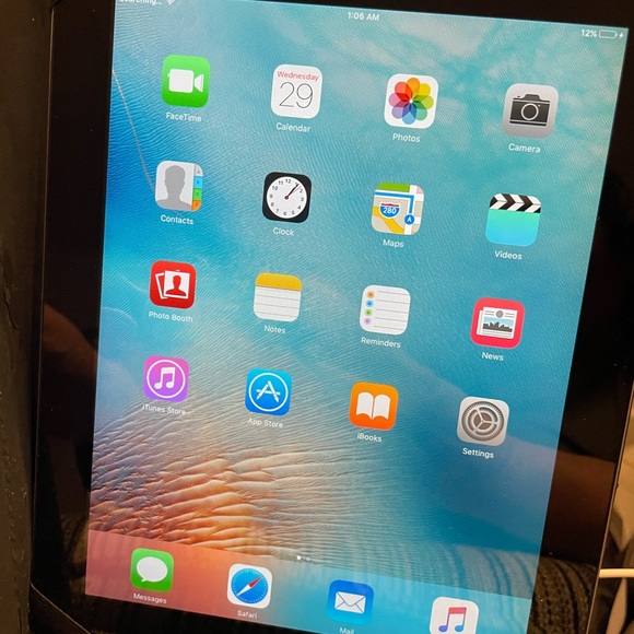 Apple iPad 2 64GB MC764LL/A - Picture 1 of 7